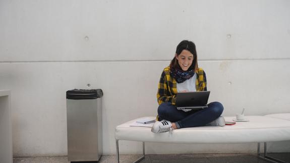 Una joven, con su ordenador.