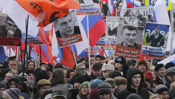 Manifestación en Moscú en memoria del opositor ruso asesinado Boris Nemtsov.