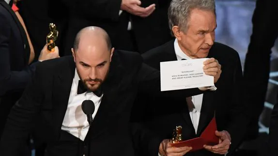 Jordan Horowitz muestra la tarjeta con la película ganadora.