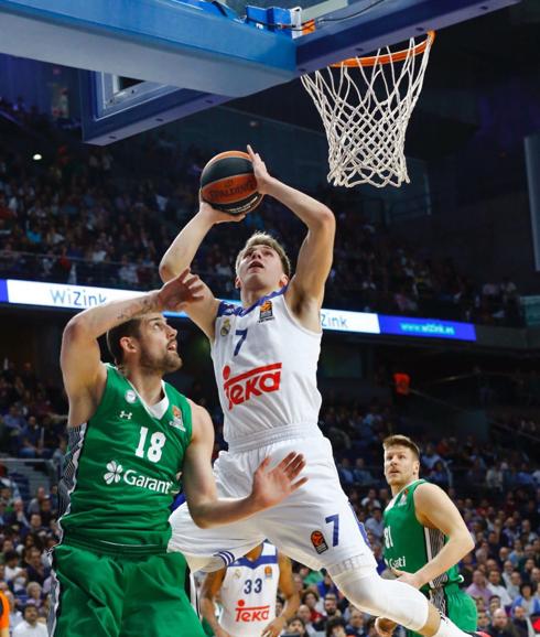 Luka Doncic, en una acción ante el Darussafaka Dogus. 