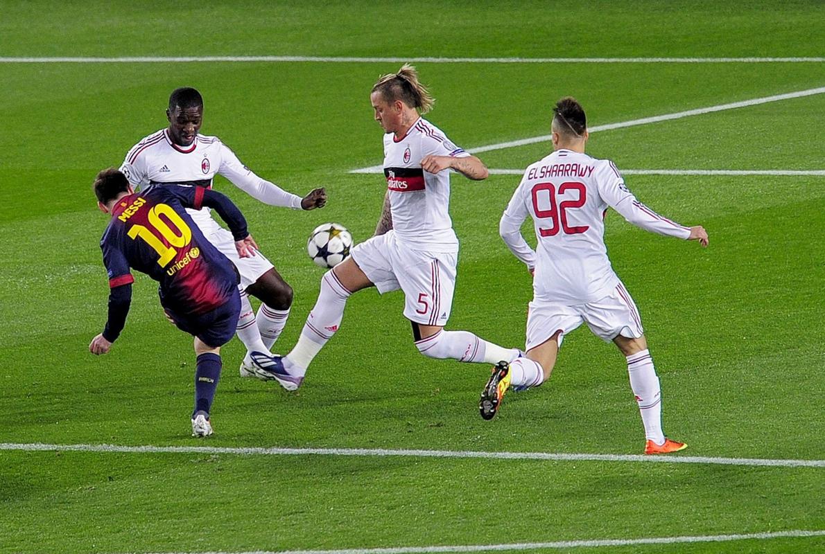 Messi, marcando uno de los goles en la remontada al Milan
