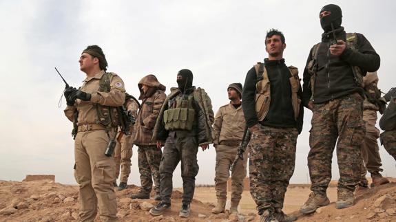 Miembros de las Fuerzas Democráticas Sirias (SDF), en la provincia de Raqqa.