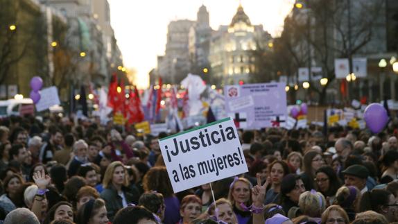 Miles de mujeres marchan por la igualdad en Madrid.
