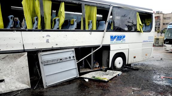 Estado del autobús tras el atentado.