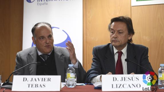 Javier Tebas y Jesús Lizcano, durante la presentación del informe. 