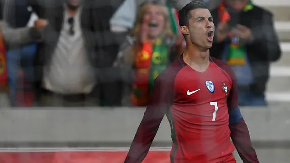 Cristiano Ronaldo celebra el primer gol de Portugal ante Suecia. 