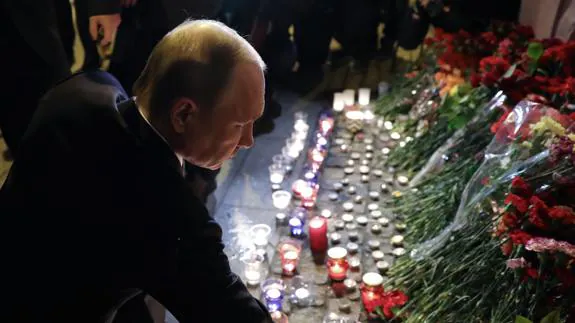 Putin deposita un ramo de flores en el lugar de la explosión.