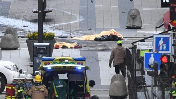 Varios cadáveres permanecen cubiertos tras el ataque en Estocolmo. 