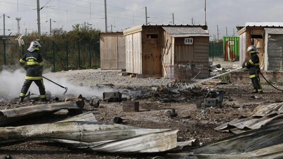 Los bomberos trabajan en las tareas de extinción del incendio. 