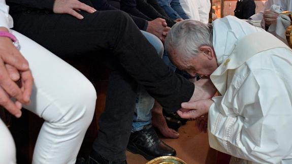 El papa Francisco besa el pie de un preso en la cárcel de Paliano.