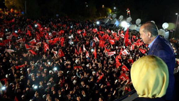 El presidente Tayyip Erdogan celebra los resultados con sus seguidores.