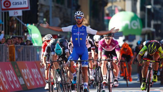 Fernando Gaviria celebra su segundo tiunfo de etapa en el Giro. 