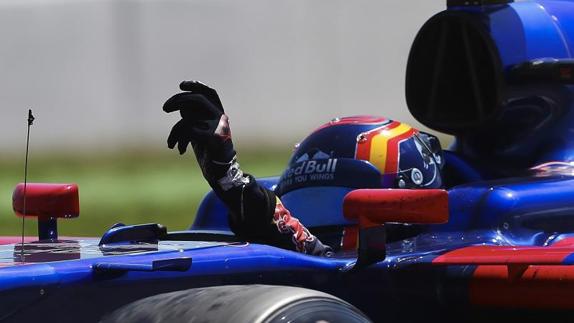 l piloto español de Toro Rossi Carlos Sainz saluda tras finalizar en la séptima posición. 