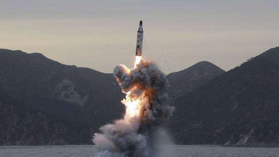 Lanzamiento de un misil por Corea del Norte.