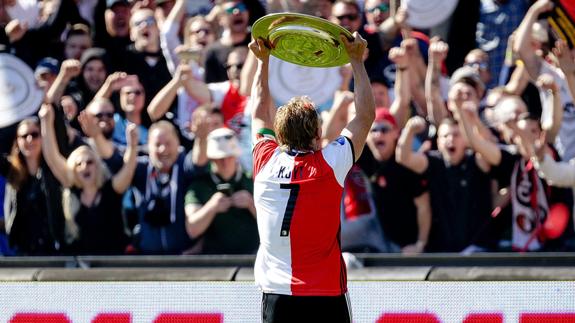 Kuyt ofrece la Eredivisie a la afición del Feyenoord. 