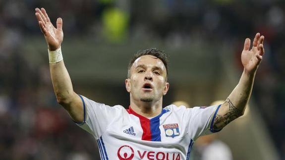 Mathieu Valbuena, en un partido con el Olympique de Lyon. 