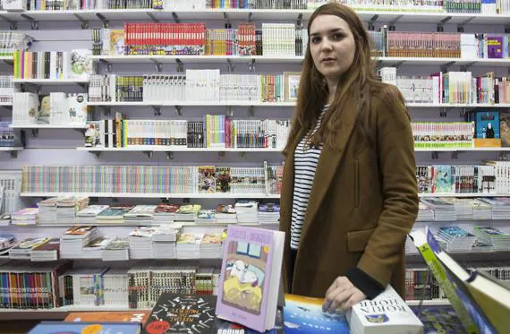 Ana Oncina posa en la librería 'Generación X Puebla'. 