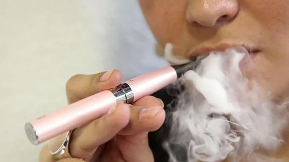 Los expertos piden regular el cigarrillo electrónico como un medicamento