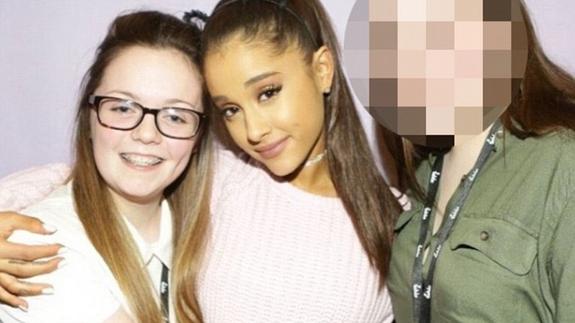 Georgina Callander junto a Ariana Grande en un concierto de 2015.