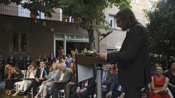 Antonio Carmona lee un fragmento de 'Cien años de soledad' durante el acto.