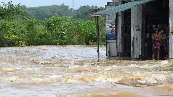 Vecinos de Kaduwela, en Colombo, durante las inundaciones.