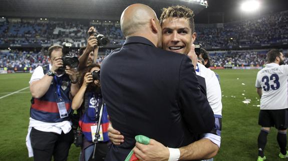 Cristiano Ronaldo abraza a Zidane tras conquistar la Liga. 