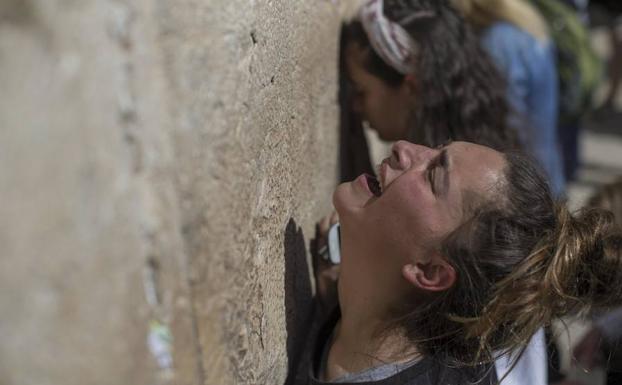 Una judía reza en el Muro de las Lamentaciones. 