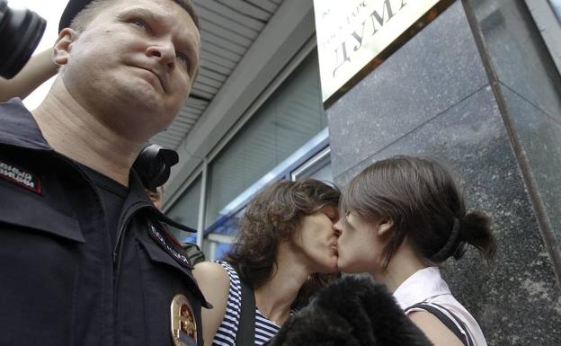 Dos mujeres se besan durante una manifestación en Moscú.