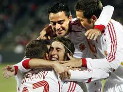 Los jugadores de la Selección Española celebran el gol de su compañero, el defensa Sergio Ramos . EFE