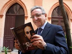 Pedro Miguel Lamut, que ha publicado más de 30 títulos, sostiene su última obra en las manos. LUNA OJEA