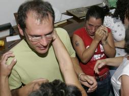 Instante de la despedida de Gabriel Castillo con sus feligreses. JAVIER MARTÍN