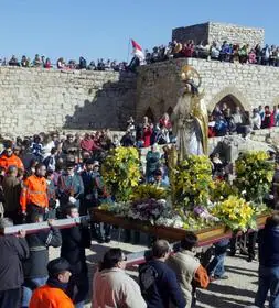 DE ROMERÍA. La imagen de Santa Catalina en procesión por las inmediaciones del Castillo.
