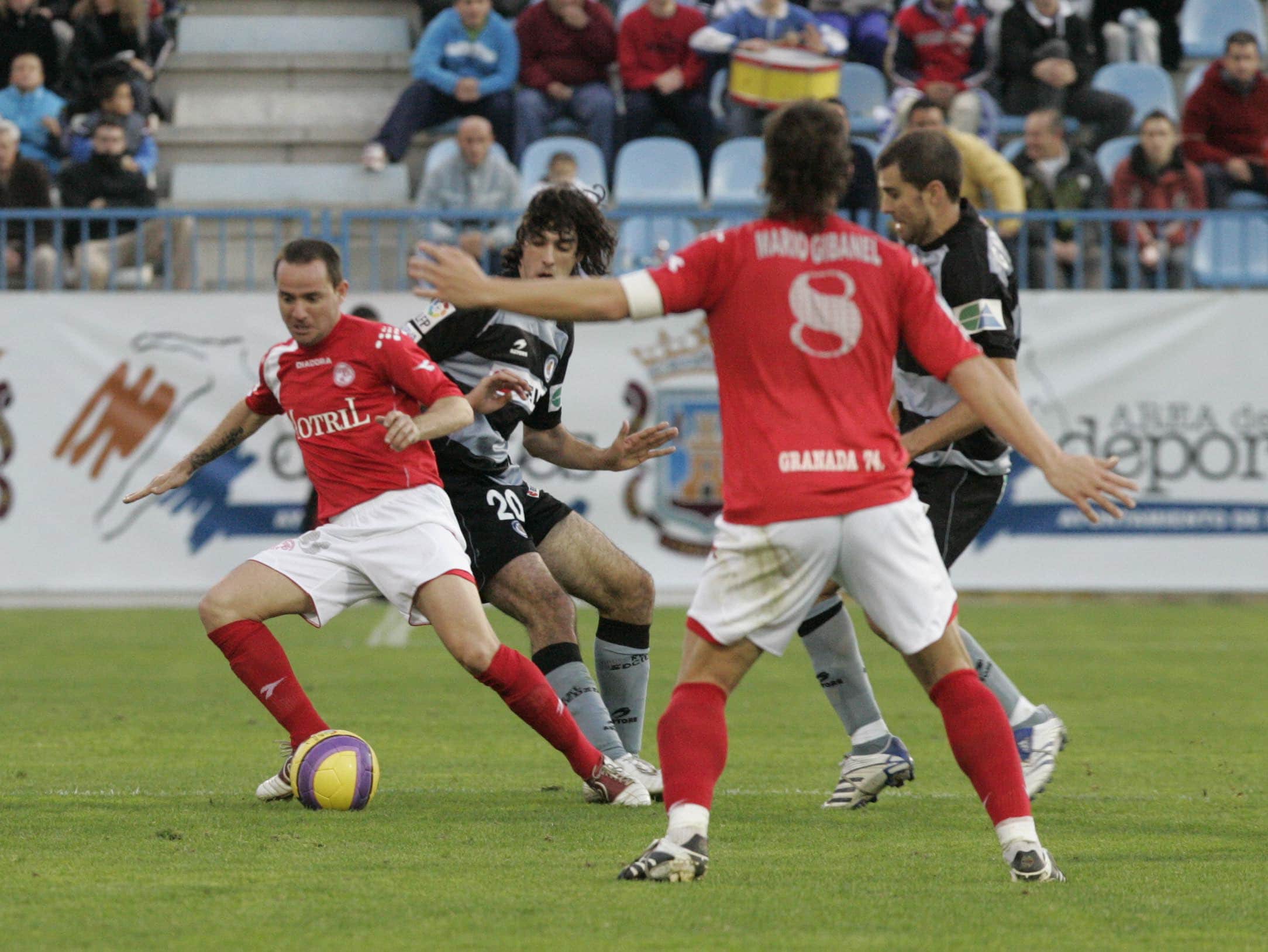 En la imagen jugadores del Granada 74 y Real Sociedad se dispután el balón/ ALFREDO AGUILAR