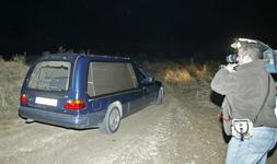 COCHE FÚNEBRE. Los restos mortales del trabajador fallecido en Mancha Real salen camino del Anatómico Forense. /FRANCIS J. CANO