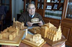 ARTISTA. Juan García, junto algunas de sus maquetas de monumentos de la ciudad.