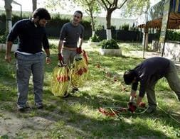 DOCUMENTACIÓN. Los técnicos realizaban ayer los  trabajos para la tomografía eléctrica. /ENRIQUE