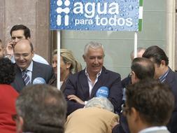 Javier Arenas y Antonio Sanz en Puerta Real recogiendo firmas en su campaña "Agua para todos". /EFE