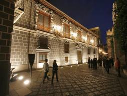 Fachada del Palacio de la Madraza con su nueva iluminación, anoche. RAMÓN L. PÉREZ