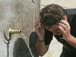Un hombre se refresca en una fuente. FOTO: EFE