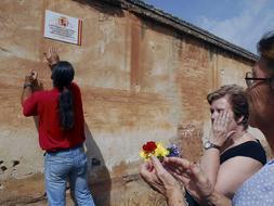 Colocación de la placa de homenaje  a los granadinos fusilados. FOTO: EFE