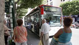 MEDIOS DE TRANSPORTE. Autobuses municipales en la Rambla Obispo Orberá. / IDEAL