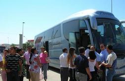 BAILÉN. Los temporeros se reúnen en el restaurante El Paso antes de marchar a Francia. /JOSÉ LUIS LÓPEZ