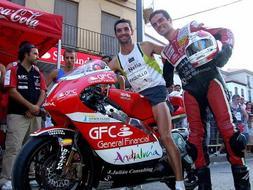 HOMBRE Y MÁQUINA. Paquillo saluda a Álvaro Molina tras su exhibición en moto por Guadix.