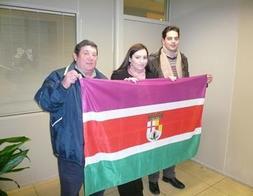 Miembros de la plataforma con la bandera que han diseñado para insignia de la Región del Sureste. /A. C.