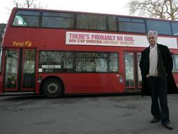 Dawkins, ante un autobús inglés con el lema ateo. AP