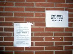 Vistq del cartel y la nota informativa de la nueva norma.