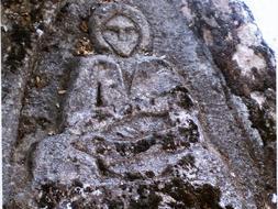 DESCUBRIMIENTO. Uno de los excursiones ante la entrada de una cueva e imagen hallada. / F. P.