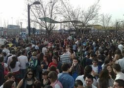 Miles de jóvenes celebran la Fiesta de la Primavera en el botellódromo :: GONZÁLEZ MOLERO