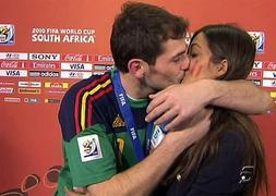 Iker Casillas y Sara Carbonero, el beso "espontáneo" triufa en Youtube