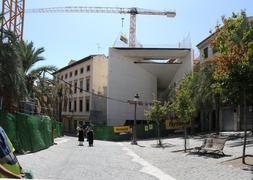 El gran pórtico del futuro Centro Lorca que se construye en la Plaza de La Romanilla. / J. E. GÓMEZ